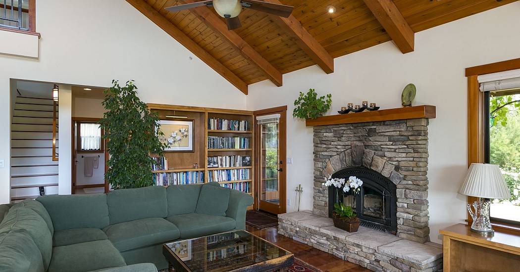 HD living room w fireplace.jpg