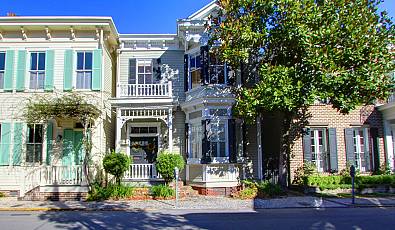 CHARMING HOME ON WASHINGTON SQUARE