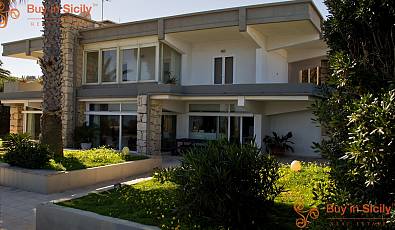 Beautiful villa with access to the sea